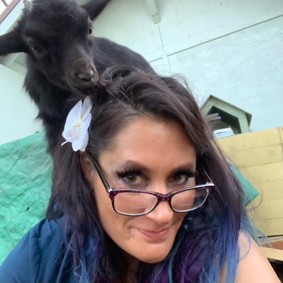 Meet your Posher, Kari - Picture 2 of 3